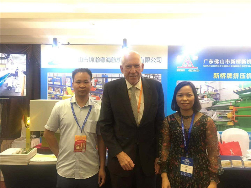 Mr. Ron Knapp, the Secretary-General of the International Aluminum Association, visited the Yuehang exhibition booth in 2019